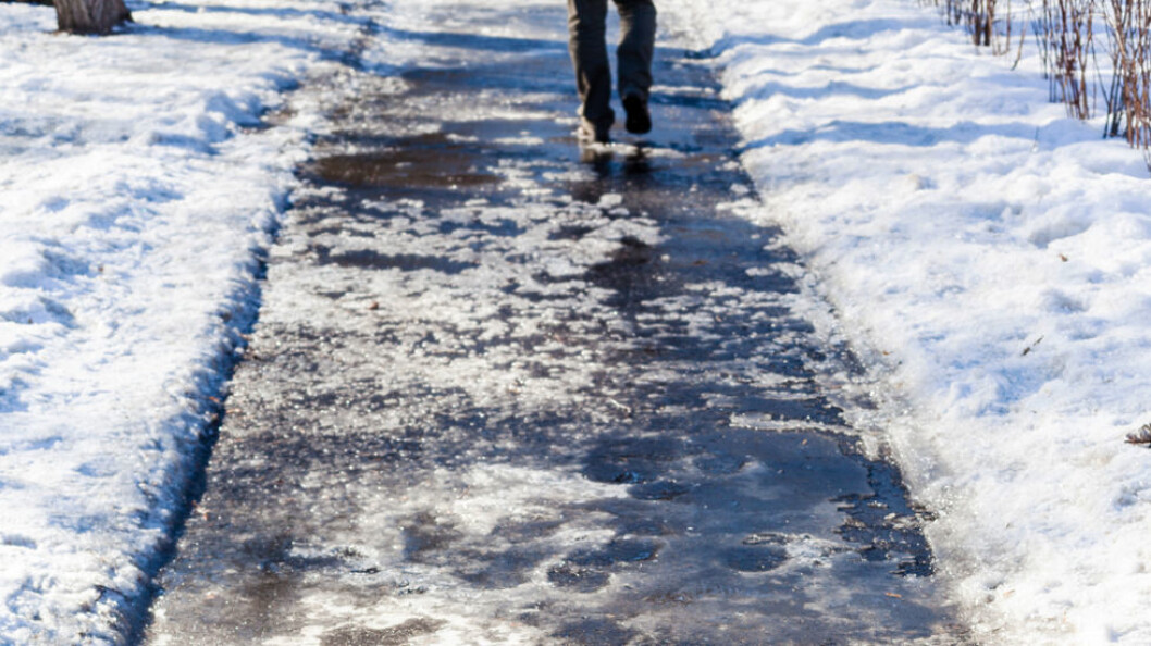 Arbeidstilsynet oppfordrer derfor alle til å sørge for at alle områder blir strødd regelmessig. (Ill.foto: Colourbox) Arbeidstilsynet oppfordrer derfor alle til å sørge for at alle områder blir strødd regelmessig. (Ill.foto: Colourbox)