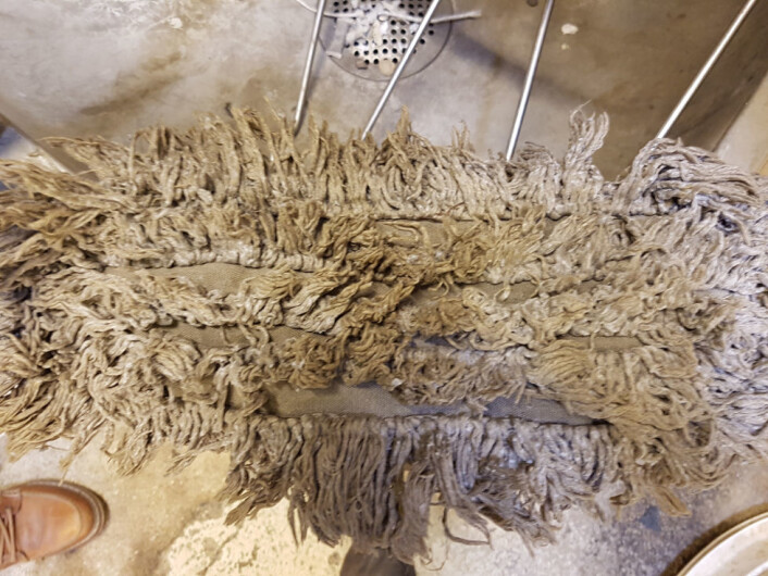 Denne moppen er nyvasket (etter termisk metode, dvs. over 85 grader i 10 minutter) og betraktes av enkelte som «hygienisk ren». Ville du brukt den? Denne moppen er nyvasket (etter termisk metode, dvs. over 85 grader i 10 minutter) og betraktes av enkelte som «hygienisk ren». Ville du brukt den?