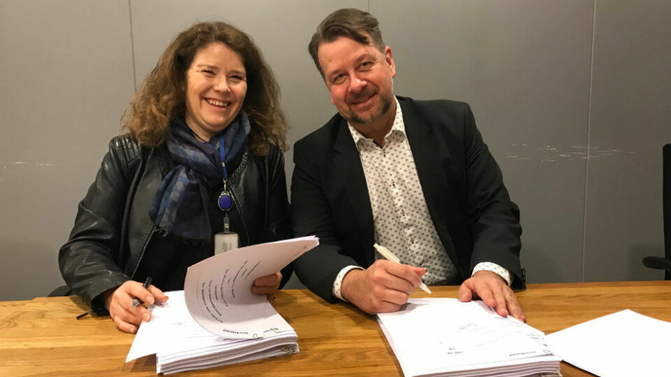 Marianne Hillestad (adm.dir. i NSB Trafikk­tjenester) og Magnus Hedin (direktør i Go-Ahead Nordic) signerer avtalen 12/3-2019. (Foto: Anne Næser)