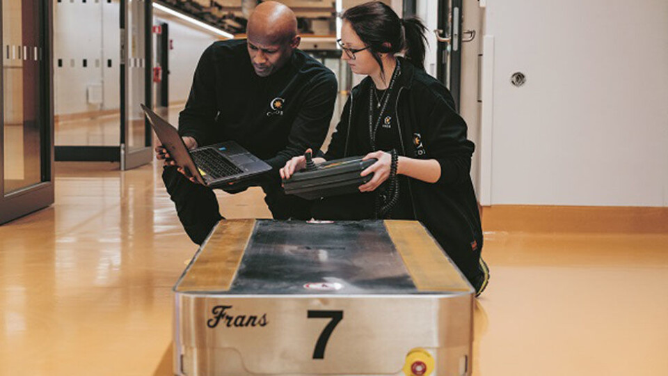 Haben Weldeamanuel (bildet) er én av dem som holder i trådene for de selvkjørende transportrobotene ved Karolinska Universitetssjukhuset. (Foto: Coor) Haben Weldeamanuel (bildet) er én av dem som holder i trådene for de selvkjørende transportrobotene ved Karolinska Universitetssjukhuset. (Foto: Coor)