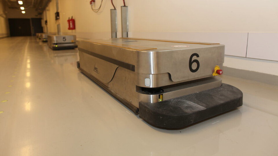 Robotene, kjent som AGV-er (Automated Guided Vehicles), er av tilsvarende type som de på bildet, som er fotografert på Sykehus Østfold Kalnes. (Foto: teh) Robotene, kjent som AGV-er (Automated Guided Vehicles), er av tilsvarende type som de på bildet, som er fotografert på Sykehus Østfold Kalnes. (Foto: teh)