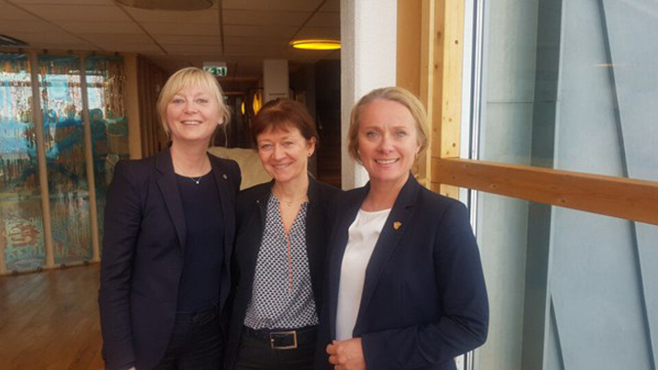 Direktør i Arbeidstilsynet, Trude Vollheim, sysselmann Kjerstin Askholt og arbeids- og sosialminister Anniken Hauglie. Foto: ASD Direktør i Arbeidstilsynet, Trude Vollheim, sysselmann Kjerstin Askholt og arbeids- og sosialminister Anniken Hauglie. Foto: ASD