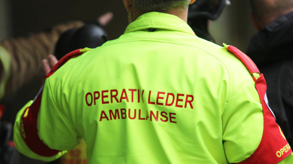 Norske Vaskeriers Kvalitets­tilsyn advarer mot at ambulanse­personell fortsatt vasker helsetøyet sitt i husholdnings­vaskemaskin. (Ill.foto: Børge Sandnes / Colourbox)