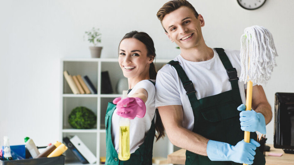 Forskningen er en sammenfatning av en rekke studier. Noen av studiene ser på repetitive bevegelser hos kvinnelige og mannlige renholdere. (Ill.foto: Colourbox) Forskningen er en sammenfatning av en rekke studier. Noen av studiene ser på repetitive bevegelser hos kvinnelige og mannlige renholdere. (Ill.foto: Colourbox)