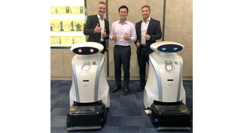 Boss Europe får det norske agenturet på renholdsrobotene fra LionsBot. De ventes tilgjengelige allerede fra november-desember. På bildet Mr. John Chan (VD i LionsBot) flankert av Helge Mood og Kenneth Arntzen i Boss Europe. Boss Europe får det norske agenturet på renholdsrobotene fra LionsBot. De ventes tilgjengelige allerede fra november-desember. På bildet Mr. John Chan (VD i LionsBot) flankert av Helge Mood og Kenneth Arntzen i Boss Europe.