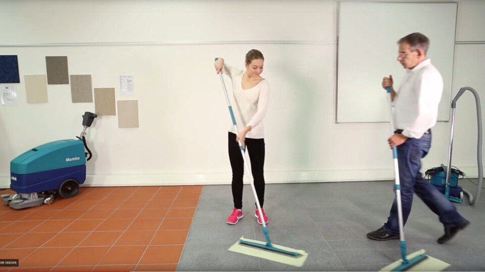 Hvor langt skal moppeskaftet trekkes ut for å gi god ergonomi? (Foto: Wetrok) Hvor langt skal moppeskaftet trekkes ut for å gi god ergonomi? (Foto: Wetrok)