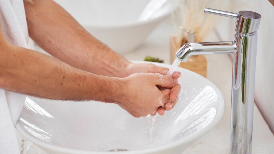 Ifølge Folkehelse­instituttet tar det 40-60 sekunder å gjennom­føre en grundig håndvask med såpe og vann. (Ill.foto: Colourbox)