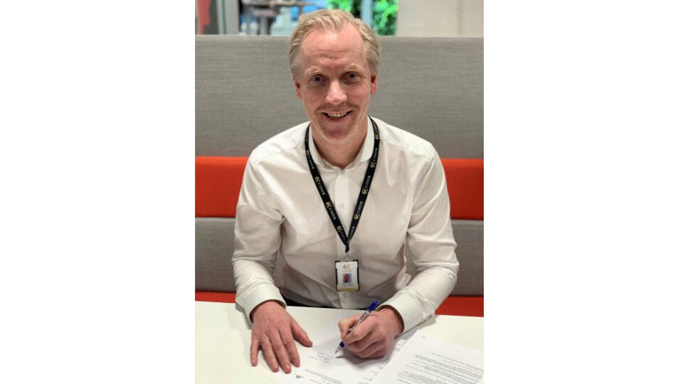 Nikolai Utheim, adm. direktør i Coor i Norge, signerer OTG-kontrakten. (Foto: Coor) Nikolai Utheim, adm. direktør i Coor i Norge, signerer OTG-kontrakten. (Foto: Coor)