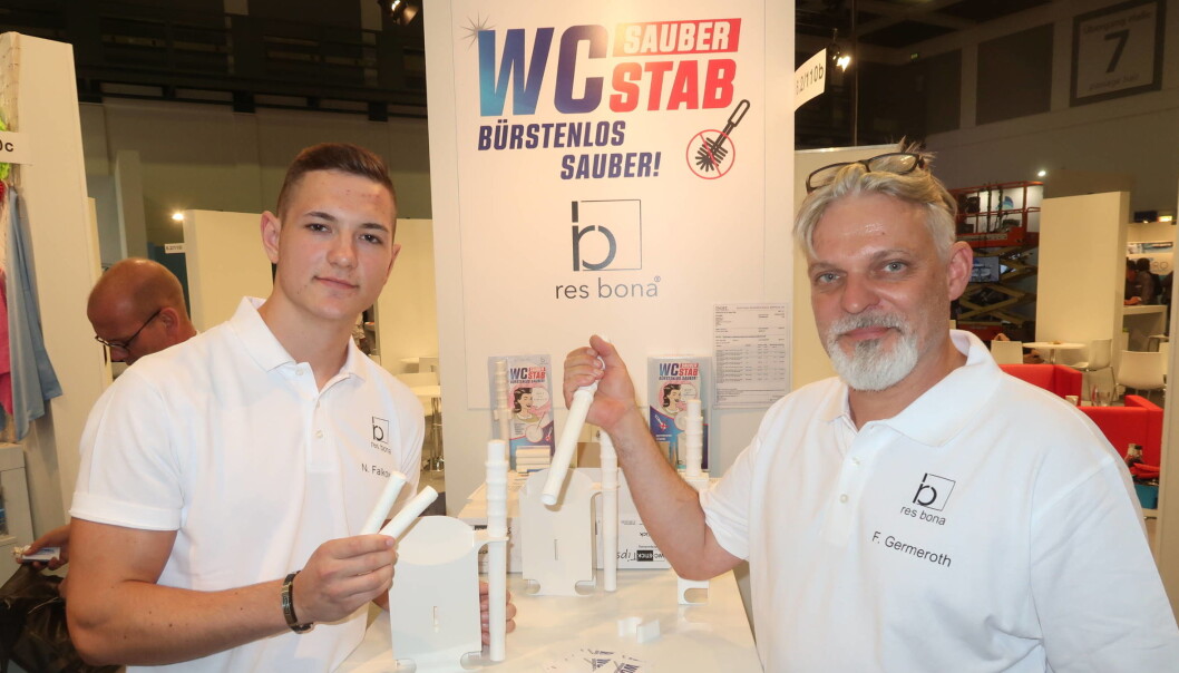 Nico Falkowski og Frank Germeroth fra Res-Bona, her med staven som skal gi hygienisk vask av doskåla. Nico Falkowski og Frank Germeroth fra Res-Bona, her med staven som skal gi hygienisk vask av doskåla.