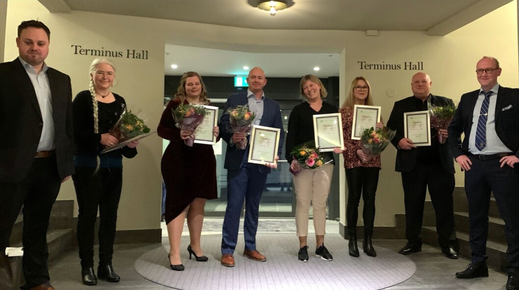 Diplomene er delt ut og vises stolt fram. Fra venstre: Kurt Jørgen Nilsen (NVK), Liva Fløan (Midtre Namdal Vekst avd. Flatanger Vaskeri), Tine Vatn (Sarpsborg kommune), Markus Holgersen (Nor Tekstil avd. Skien), Birgith Hjelle Roset (Mona Vekst), Grethe Celius (Hadsel ASVO), Kay Halvor Berg (Sentralvaskeriet i Akershus) og Jan Tore H. Gunnarsen (NVK). Diplomene er delt ut og vises stolt fram. Fra venstre: Kurt Jørgen Nilsen (NVK), Liva Fløan (Midtre Namdal Vekst avd. Flatanger Vaskeri), Tine Vatn (Sarpsborg kommune), Markus Holgersen (Nor Tekstil avd. Skien), Birgith Hjelle Roset (Mona Vekst), Grethe Celius (Hadsel ASVO), Kay Halvor Berg (Sentralvaskeriet i Akershus) og Jan Tore H. Gunnarsen (NVK).