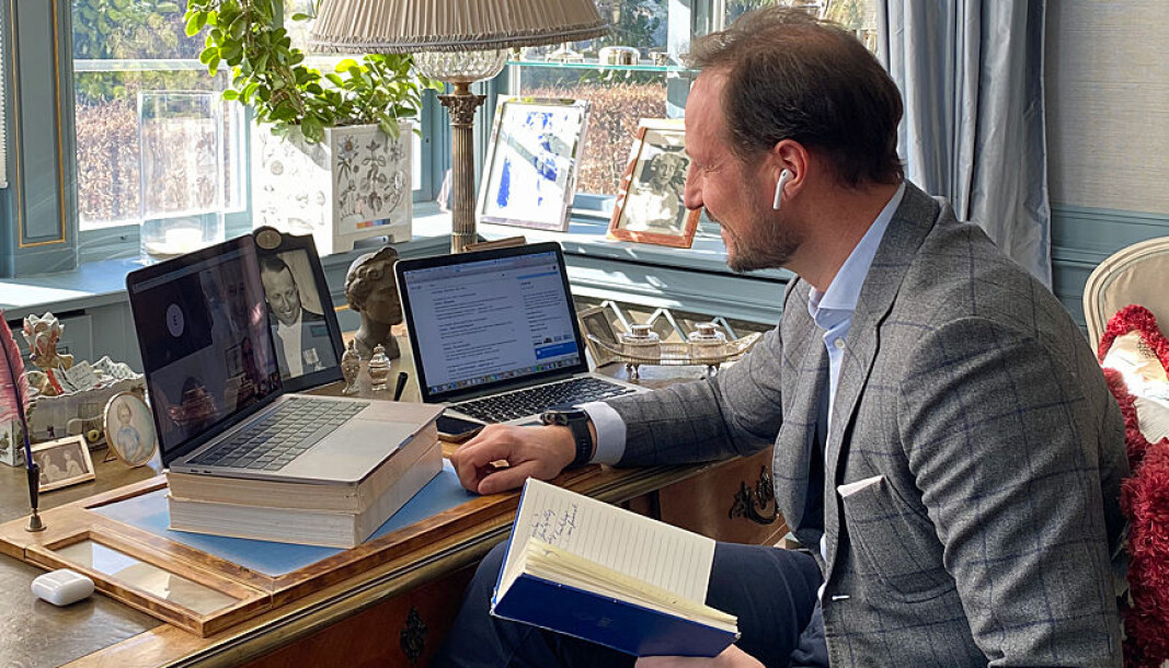 Kronprins Haakon i videomøte med Felicia McGill Chepas, Angus McGunnigle og Naemy Trandum Aasen, som gjør en ekstra innsats for å holde viktige virksomheter rene og smittefrie under koronakrisen. Kronprins Haakon i videomøte med Felicia McGill Chepas, Angus McGunnigle og Naemy Trandum Aasen, som gjør en ekstra innsats for å holde viktige virksomheter rene og smittefrie under koronakrisen.