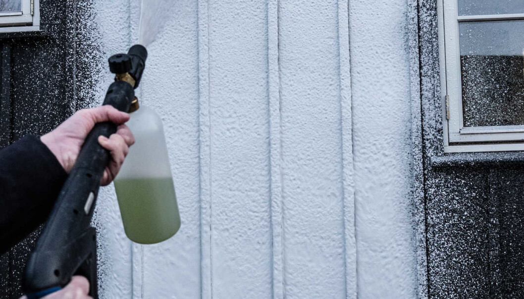 Skummet på føres med en skumpistol. Deretter skal det virke et visst antall minutter, før fasaden skylles grundig. Skummet på føres med en skumpistol. Deretter skal det virke et visst antall minutter, før fasaden skylles grundig.