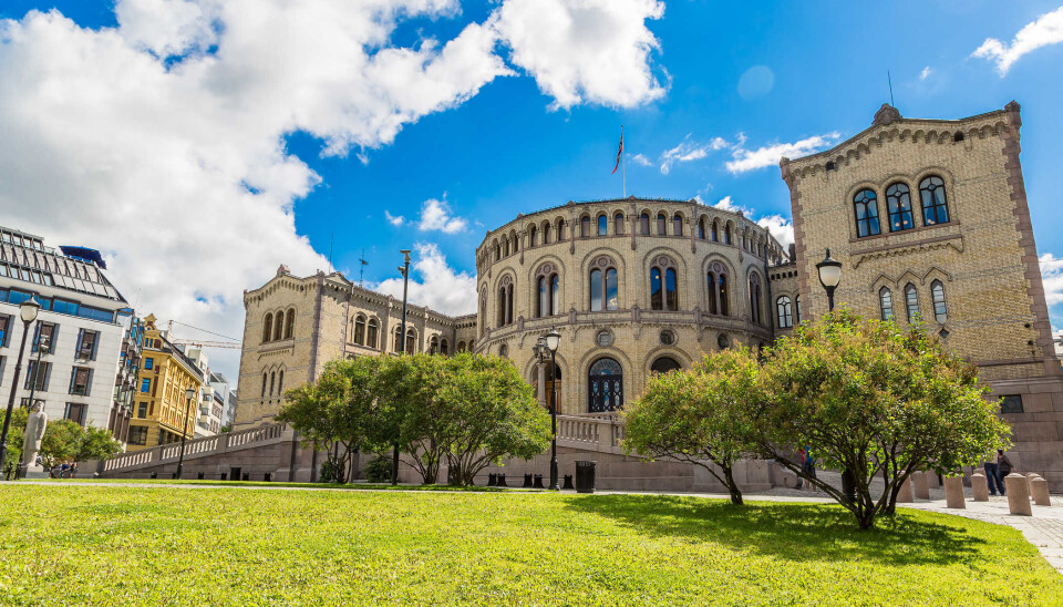 Regjeringen foreslo flere midlertidige endringer i permitteringsregelverket 16. mars 2020. Dette ble vedtatt av Stortinget 20. mars. Om du ble permittert før eller etter 20. mars, kan gi utslag i hvor mye du får utbetalt som permittert. Regjeringen foreslo flere midlertidige endringer i permitteringsregelverket 16. mars 2020. Dette ble vedtatt av Stortinget 20. mars. Om du ble permittert før eller etter 20. mars, kan gi utslag i hvor mye du får utbetalt som permittert.