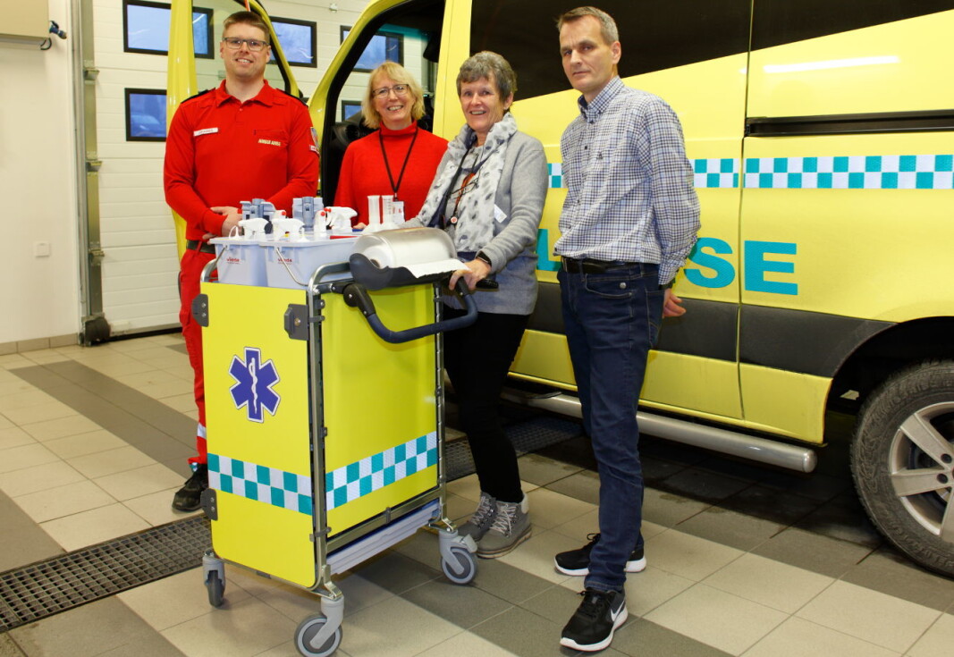 Illustrasjonen er hentet fra et norsk prosjekt rundt renholdskvalitet i ambulanser. Fra venstre ambulansesjåfør Johannes Bjørknes, hygienesykepleier Gro Bøhler og renholdsleder Åse Ranheim fra Sykehuset Østfold, og kursholder / rådgiver Richard Skydsrud fra Vileda Professional. Illustrasjonen er hentet fra et norsk prosjekt rundt renholdskvalitet i ambulanser. Fra venstre ambulansesjåfør Johannes Bjørknes, hygienesykepleier Gro Bøhler og renholdsleder Åse Ranheim fra Sykehuset Østfold, og kursholder / rådgiver Richard Skydsrud fra Vileda Professional.