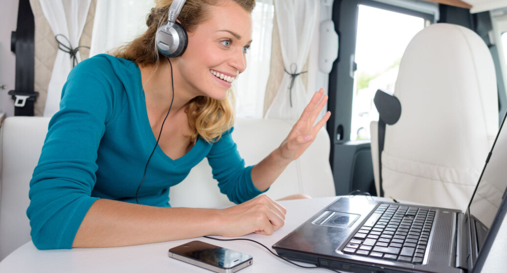 Vær jevnlig i dialog med dine medarbeidere via telefon, chat eller videomøte. Vær jevnlig i dialog med dine medarbeidere via telefon, chat eller videomøte.