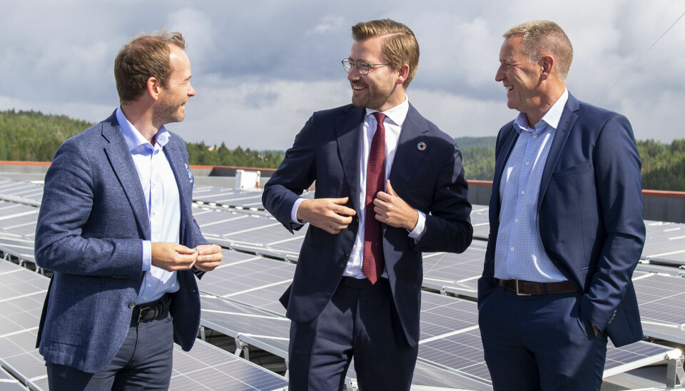 Klima- og energi­minister Sveinung Rotevatn åpnet tirsdag solcelle­panelet som Møller Eiendom har installert på taket til MaskeGruppen. Her med Andreas Jul Røsjø, leder Møller Eiendom (t.v.) og Per Gundersen, leder MaskeGruppen (t.h.).