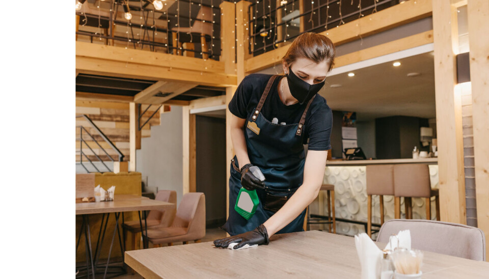 Skillet mellom yrkesgrupper bygger ikke på vurderinger av samfunnsnytten, men på vurderinger av smitterisikoen, opplyser Arbeids- og sosialdepartementet. Skillet mellom yrkesgrupper bygger ikke på vurderinger av samfunnsnytten, men på vurderinger av smitterisikoen, opplyser Arbeids- og sosialdepartementet.