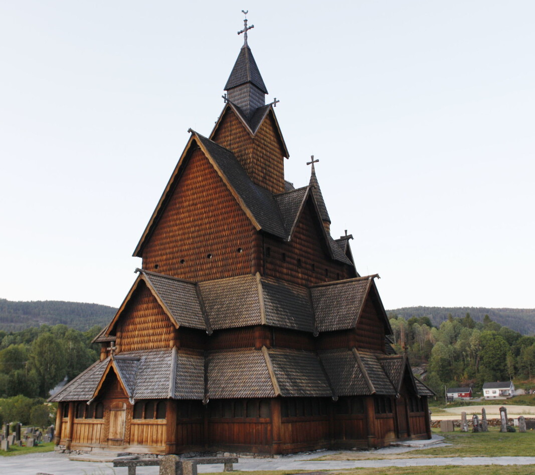 «De bønder som sogner til kirken, plikter å tjærebre kirken hvert tredje år om vinteren», skrev kong Magnus Lagabøte i Landsloven fra 1274-76. (Ill.foto fra Heddal stavkirke, antatt bygget på første halvdel av 1200-tallet). «De bønder som sogner til kirken, plikter å tjærebre kirken hvert tredje år om vinteren», skrev kong Magnus Lagabøte i Landsloven fra 1274-76. (Ill.foto fra Heddal stavkirke, antatt bygget på første halvdel av 1200-tallet).