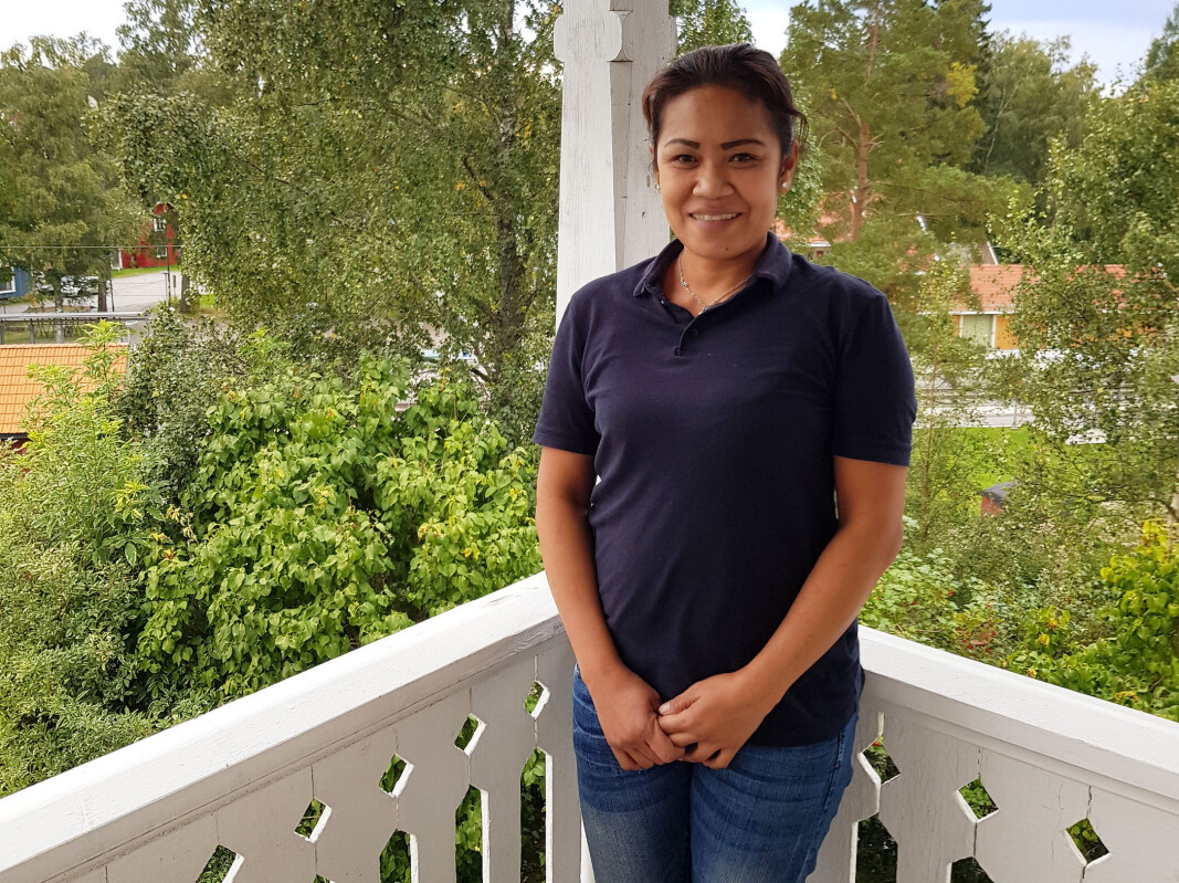 Sri Rejeki Magdalena (45) jobbet på hotell da landet stengte ned. Nå gjør hun rent i skoler, barnehager og kontorer via bemanningsselskapet Adecco. Sri Rejeki Magdalena (45) jobbet på hotell da landet stengte ned. Nå gjør hun rent i skoler, barnehager og kontorer via bemanningsselskapet Adecco.