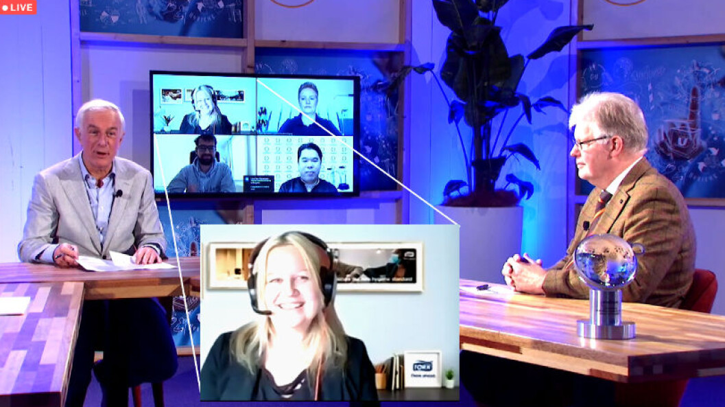 Tork / Essity vant publikumsprisen for å ha et VR-system for opplæring i håndhygiene. Jenny Logenius representerte selskapet under overrekkelsen (innfelt). I studio sees Intercleans Frank du Mosch til venstre og Rob den Hertog til høyre. Tork / Essity vant publikumsprisen for å ha et VR-system for opplæring i håndhygiene. Jenny Logenius representerte selskapet under overrekkelsen (innfelt). I studio sees Intercleans Frank du Mosch til venstre og Rob den Hertog til høyre.