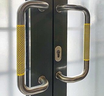 Merkene kan fås til ulike typer kontaktflater, som her: skyvedører. Merkene kan fås til ulike typer kontaktflater, som her: skyvedører.