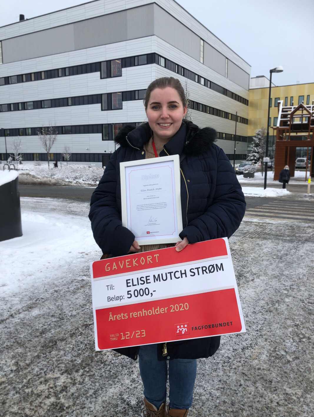 Elise Mutch Strøm er tildelt Fagforbundets pris «Årets renholder 2020». Elise Mutch Strøm er tildelt Fagforbundets pris «Årets renholder 2020».