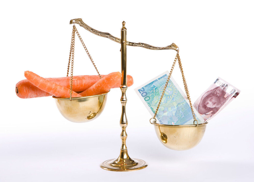 Knapper og glansbilder til én og hard valuta til en annen? Dersom en arbeidstaker mistenker diskriminering kan han eller hun kreve å få vite også andre kollegers lønn. Knapper og glansbilder til én og hard valuta til en annen? Dersom en arbeidstaker mistenker diskriminering kan han eller hun kreve å få vite også andre kollegers lønn.