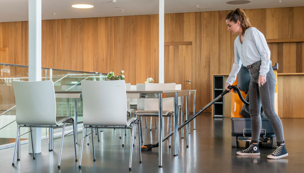 Det er mulig å koble til en støvsugerslange for manuelt å rengjøre der maskinen ikke kommer til. Det er mulig å koble til en støvsugerslange for manuelt å rengjøre der maskinen ikke kommer til.