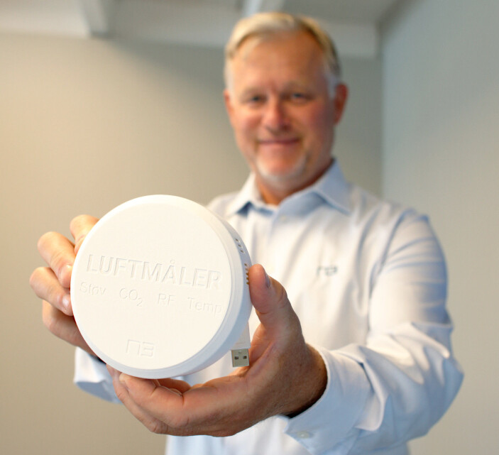 Dag Hognerud, adm.dir. i N3, med sensoren som måler både støv, CO2, relativ luftfuktighet og temperatur. Dag Hognerud, adm.dir. i N3, med sensoren som måler både støv, CO2, relativ luftfuktighet og temperatur.