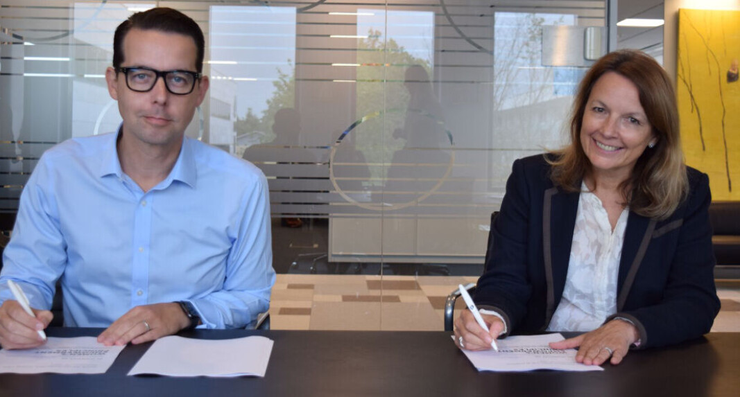 Jacob Aarup-Andersen, adm.dir. i ISS World Services A/S, og Liz Benison, medlem av konsernledelsen og nasjonal leder for ISS UK and Ireland, signerer uttalelsen for Women’s Empowerment Principles. Jacob Aarup-Andersen, adm.dir. i ISS World Services A/S, og Liz Benison, medlem av konsernledelsen og nasjonal leder for ISS UK and Ireland, signerer uttalelsen for Women’s Empowerment Principles.