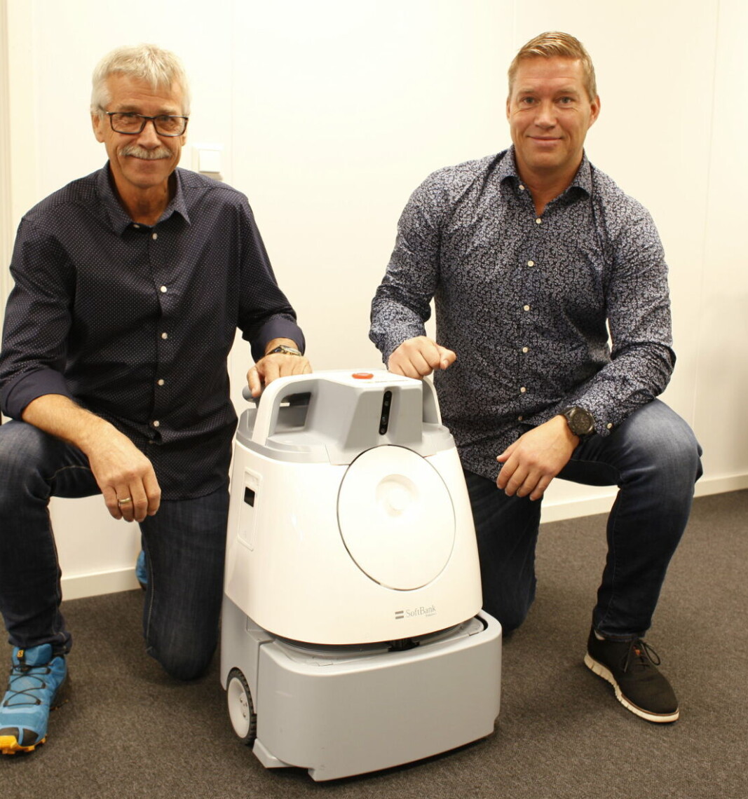 BOSS Europe vil stille med både små og store roboter under BRV-messen. Her er Kent Sogn (som begynner formelt hos BOSS Europe 1/1-22) og Kenneth Arntzen med Whiz støvsugerrobot fra SoftBank Robotics. Whiz kommer i tillegg med en liten nyhet. BOSS Europe vil stille med både små og store roboter under BRV-messen. Her er Kent Sogn (som begynner formelt hos BOSS Europe 1/1-22) og Kenneth Arntzen med Whiz støvsugerrobot fra SoftBank Robotics. Whiz kommer i tillegg med en liten nyhet.