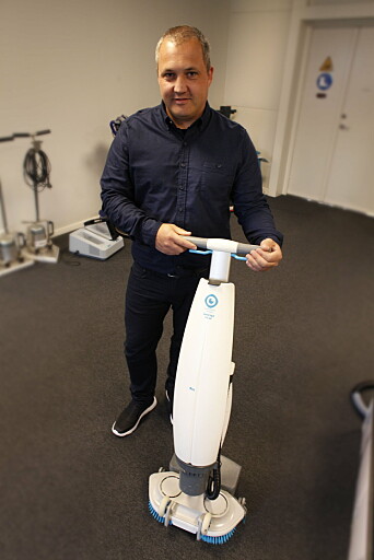 i-Teams vil lansere sin første sittebil, som også vil ha en i-Mop Lite bakpå. Sittebilen hadde ikke kommet til Norge da bildet ble tatt, men her ses Stian Nysæther fra i-team Norway med en i-Mop Lite. i-Teams vil lansere sin første sittebil, som også vil ha en i-Mop Lite bakpå. Sittebilen hadde ikke kommet til Norge da bildet ble tatt, men her ses Stian Nysæther fra i-team Norway med en i-Mop Lite.