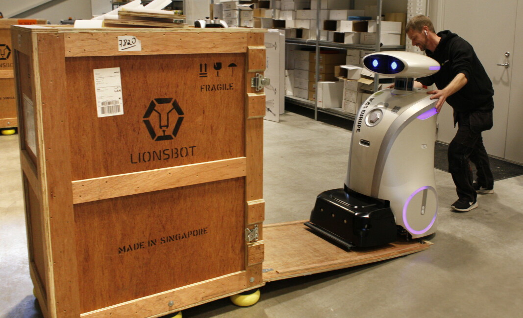Tor Hovland fra BOSS Europe i ferd med å skipe ut en LeoScrub robot, tilsvarende den som vil bli å se under Bygg Ren Verdi. Tor Hovland fra BOSS Europe i ferd med å skipe ut en LeoScrub robot, tilsvarende den som vil bli å se under Bygg Ren Verdi.