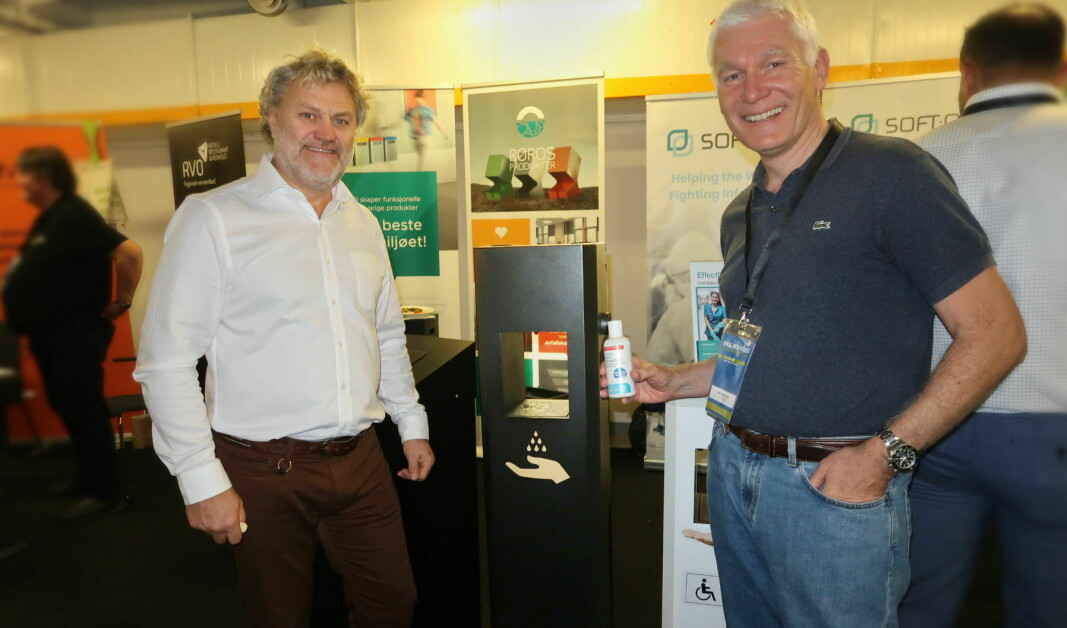 Stig Frode Berge med smartdispenser fra Røros Produkter og Hans Petter Grette fra SoftOx Solutions AS med desinfeksjonsmiddel til dispenseren.