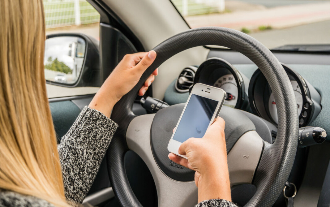 All bruk av mobiltelefon, både håndholdt og med handsfree, er forbudt så lenge kjøretøyet er i drift. All bruk av mobiltelefon, både håndholdt og med handsfree, er forbudt så lenge kjøretøyet er i drift.