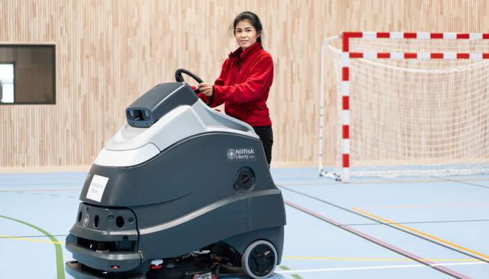 Renholdsroboten kan enten vaske store områder helt på egen hånd, eller styres av en renholder. Renholdsroboten kan enten vaske store områder helt på egen hånd, eller styres av en renholder.