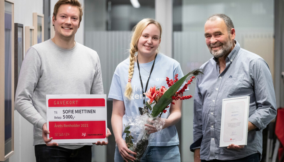 2021206: Årets renholder kåres på renholdernes dag. Det ble kåret to vinnere, en i øst og en i vest. Vinner i øst ble Sofie Miettinen og fikk utdelt prisen i Viken fylkeskommunes lokaler av Stein Gulbrandsen og Olav Strømmen i Fagforbundet.Vinner av fagbrevpris ble Sivan Udyakumar. 2021206: Årets renholder kåres på renholdernes dag. Det ble kåret to vinnere, en i øst og en i vest. Vinner i øst ble Sofie Miettinen og fikk utdelt prisen i Viken fylkeskommunes lokaler av Stein Gulbrandsen og Olav Strømmen i Fagforbundet.Vinner av fagbrevpris ble Sivan Udyakumar.
