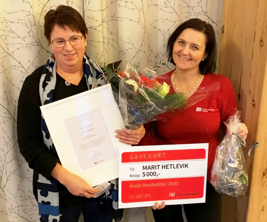 Marit Hetlevik (t.v.) fra Osterøy er årets renholder 2021. Her sammen med Ingunn Reistad Jacobsen, leder i yrkesseksjon samferdsel og teknisk, Fagforbundet Vestland. Marit Hetlevik (t.v.) fra Osterøy er årets renholder 2021. Her sammen med Ingunn Reistad Jacobsen, leder i yrkesseksjon samferdsel og teknisk, Fagforbundet Vestland.