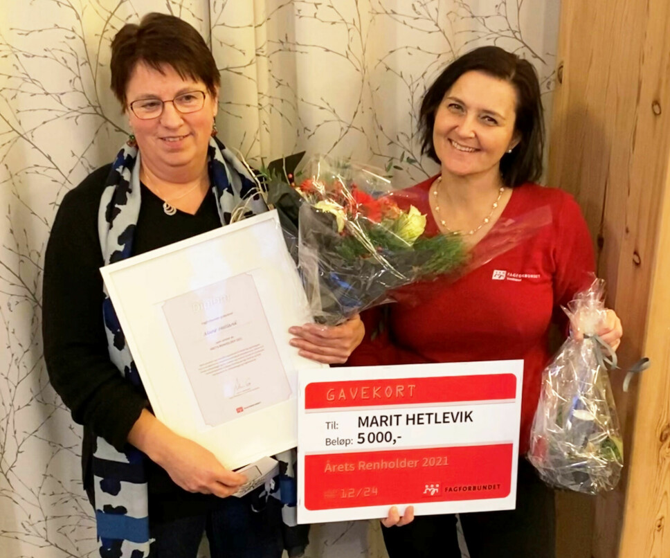 Marit Hetlevik (t.v.) fra Osterøy er årets renholder 2021. Her sammen med Ingunn Reistad Jacobsen, leder i yrkesseksjon samferdsel og teknisk, Fagforbundet Vestland.