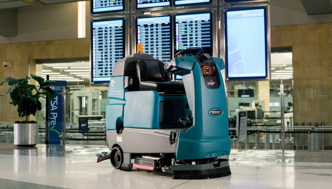 Roboten Tennant T7 i lufthavn. Roboten Tennant T7 i lufthavn.