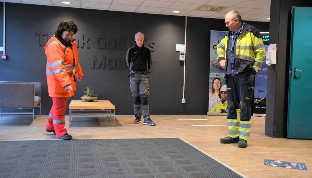 Anne Brith Husevik (t.v) og kollega Martin Rønning (t.h) var de som tok initiativ til at Aker Solutions på Stord skulle kutte ut bruken av skoovertrekk i plast. Anne Brith Husevik (t.v) og kollega Martin Rønning (t.h) var de som tok initiativ til at Aker Solutions på Stord skulle kutte ut bruken av skoovertrekk i plast.