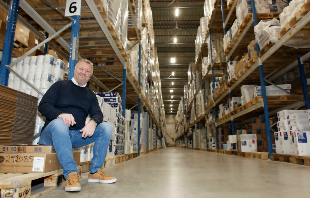 Stolt over eget vare­lager og egen logistikk, men på vegne av landet frykter Rune Johansen de pris­økningene som nå avtegner seg for alt av varer og tjenester fremover.