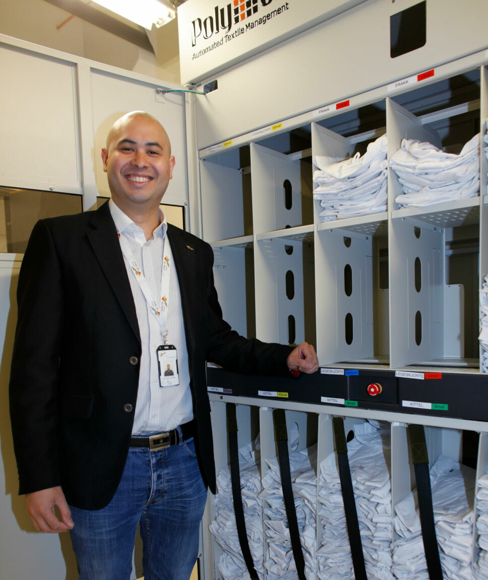 – Hver automat har til enhver tid oversikt over hvor mange plagg de inneholder av de ulike størrelsene, forteller Alejandro Carido-Marcussen fra Nor Tekstil. Her foran en åpnet automat.