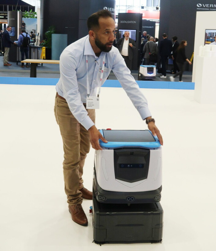 Gaurav Gupta fra ICE Cobotics med roboten Cobi 18. Gaurav Gupta fra ICE Cobotics med roboten Cobi 18.