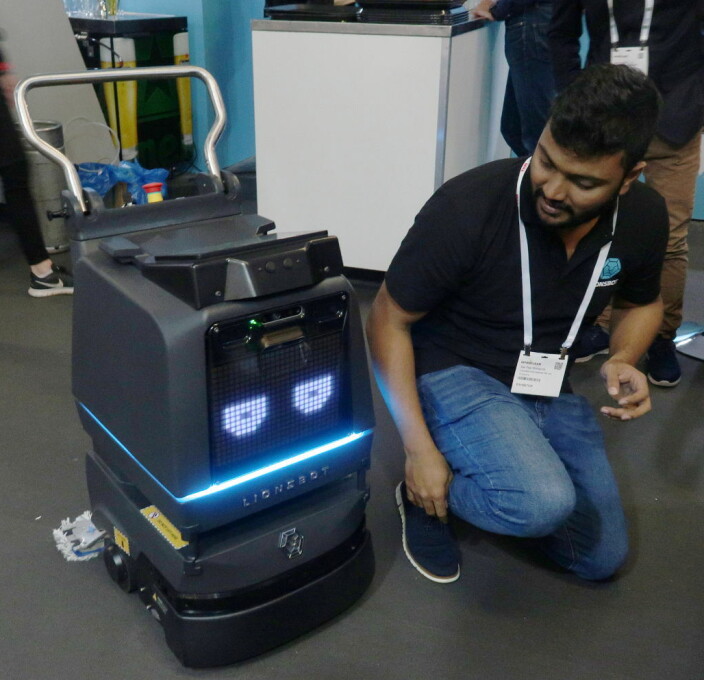 Sai Teja Mullapudi fra Lionsbot med roboten R3 Scrub. Sai Teja Mullapudi fra Lionsbot med roboten R3 Scrub.