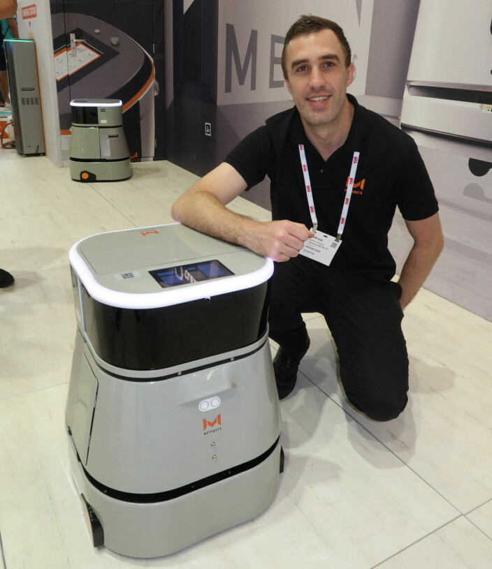 Matthieu Bregeon fra Cleantools med roboten Meta-mop 40.