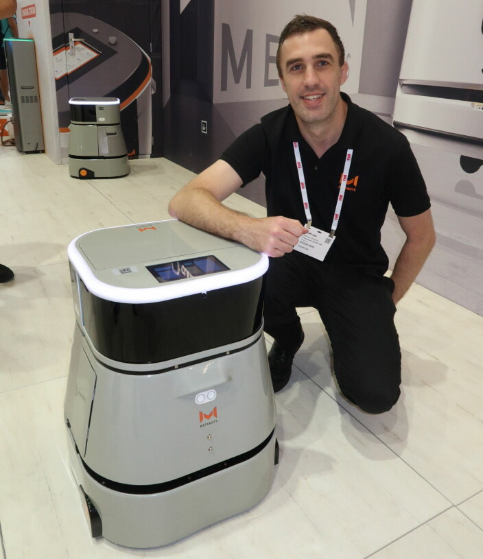 Matthieu Bregeon fra Cleantools med roboten Meta-mop 40. Matthieu Bregeon fra Cleantools med roboten Meta-mop 40.