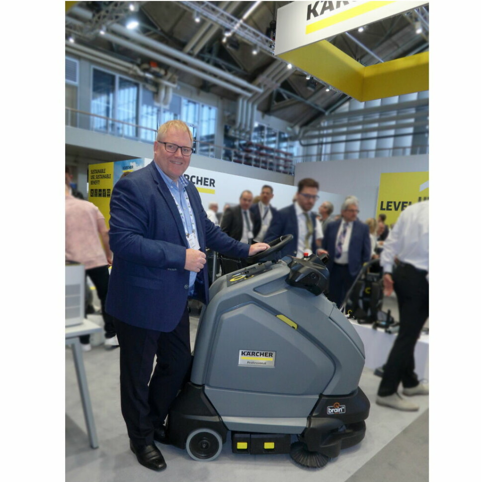 Odd Laborg fra Kärcher i Norge viser roboten KIRA 60 under messen Interclean Amsterdam 2022.