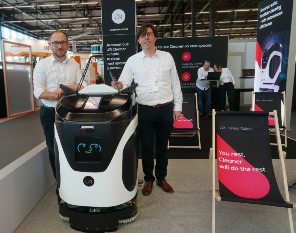 Konrad Cop og Dariusz Mankowski fra United Robotics, her med roboten UR Cleaner under messen Interclean Amsterdam 2022.