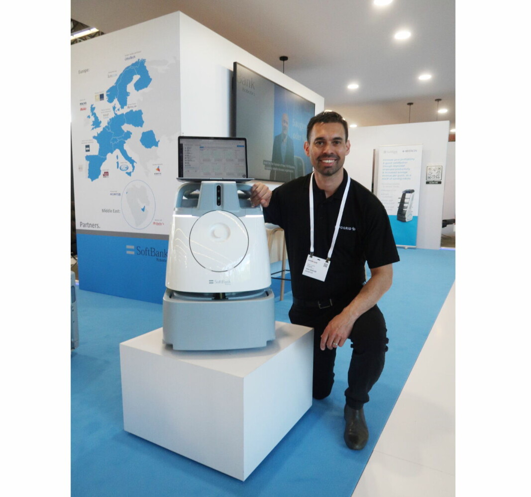 Mark Coady forklarer hvordan smarthusfirmaet InfoGrid snakker med roboten Whiz. Her under messen Interclean Amsterdam 2022. Mark Coady forklarer hvordan smarthusfirmaet InfoGrid snakker med roboten Whiz. Her under messen Interclean Amsterdam 2022.